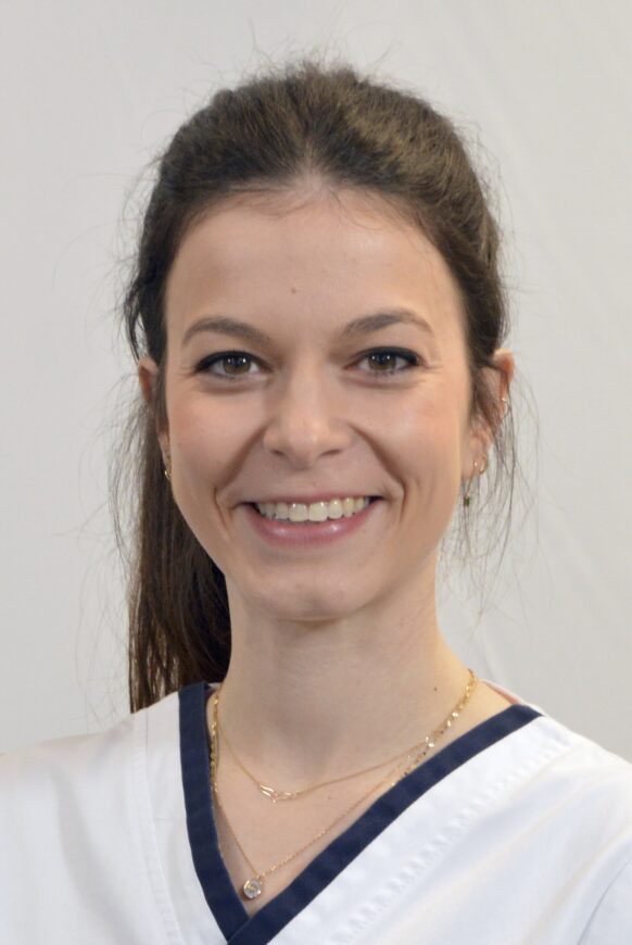 Docteur Zoé Szecel : médecin spécialiste en chirurgie orthopédique et traumatologique ayant développé un intérêt spécifique pour la chirurgie du pied et de la cheville.